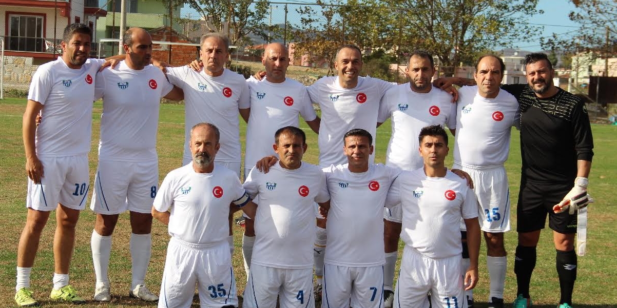 Foça Belediye spor masterler zirveye ilerliyor