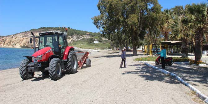 Foça'da Plajlar temizleniyor