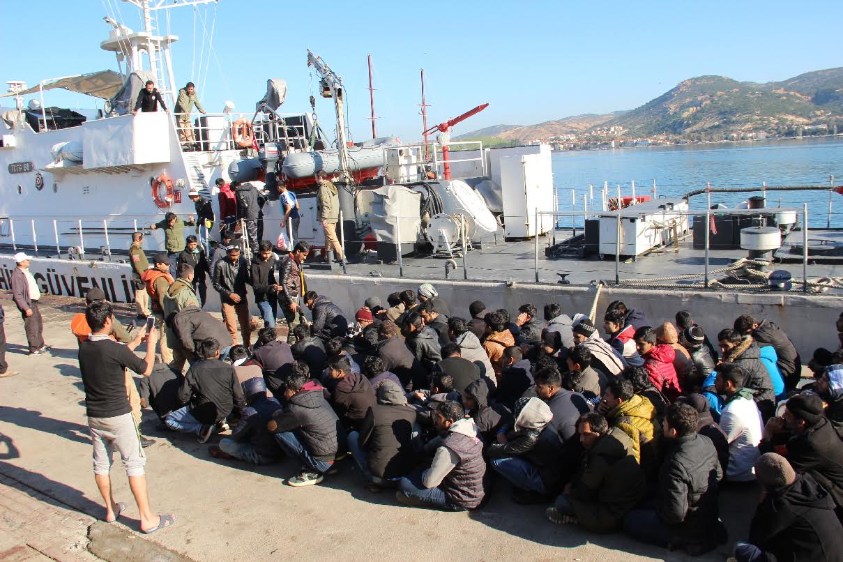 Foça'da Yelkenlide 115 Suriyeli kaçak yakalandı