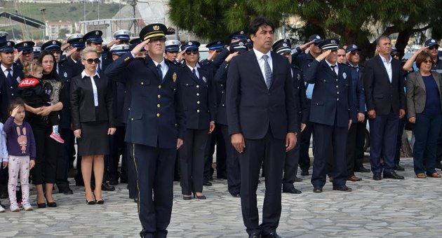 FOÇA İLÇE EMNİYET MÜDÜRLÜĞÜ, ATATÜRK ANITI’NA ÇELENK SUNDU
