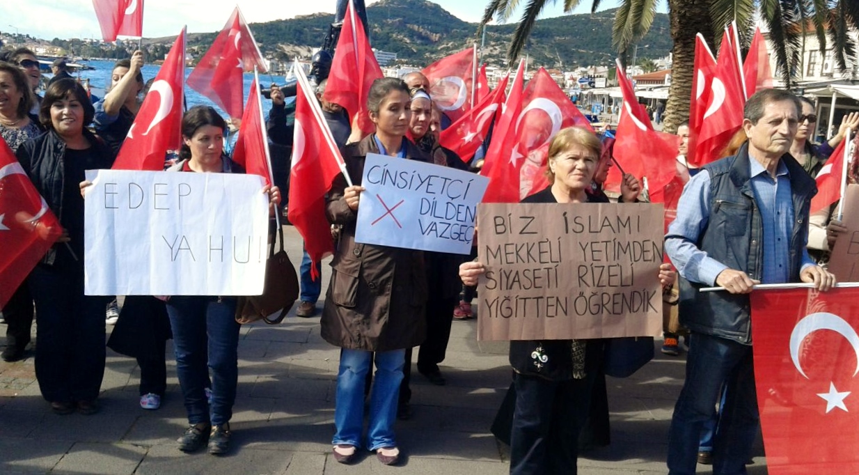 FOÇALI AK KADINLAR KILIÇDAROĞLU’NU KINADI