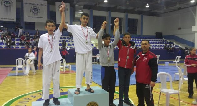 FOÇA TAEKWONDO TAKIMI, 3 ALTIN, 1 GÜMÜŞ VE 1 BRONZ MADALYA KAZANDI