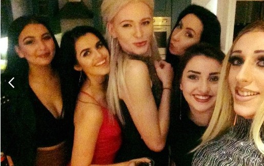 Fotoğraftaki Kadınlara Dikkat Onlar Aslında...