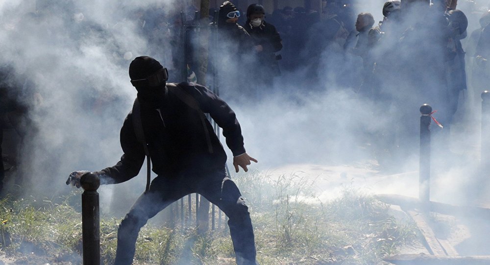 Fransa&#039;da 1 Mayıs olayları devam ediyor