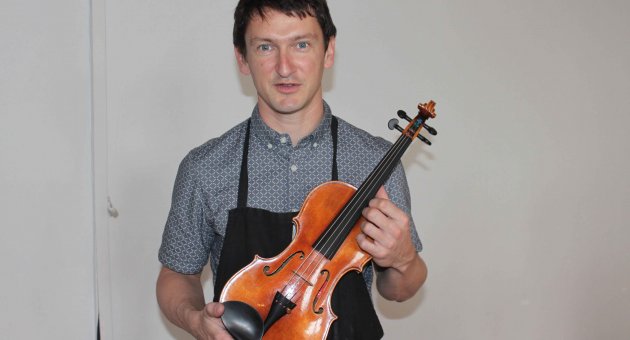 FRANSIZ USTADAN İKSEV’E İTHAF KEMAN