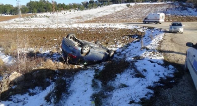 Fren yerine gaza basınca şarampole uçtular