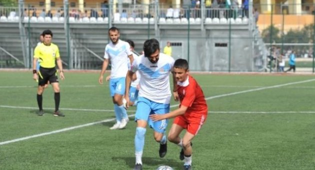 Futbolculara kızdı sahaya çocukları çıkardı!