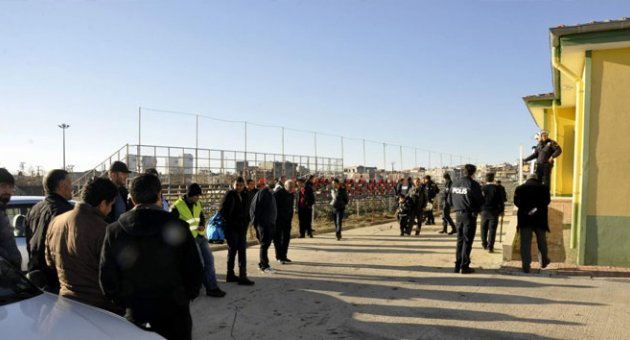 Futbolcular hakeme saldırdı