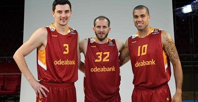 Galatasaray'da İki Kadro Dışı!