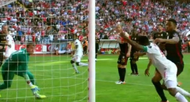 Galatasaraylı taraftar Eto'o'nun el golüne çıldırdı!