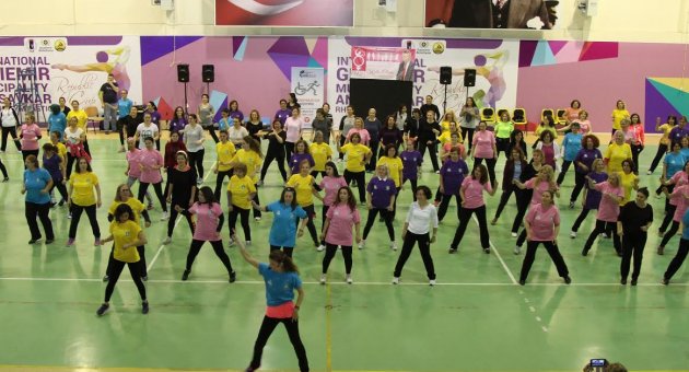 Gaziemirli kadınlardan 8 Mart dansı