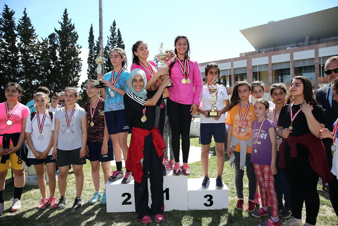 Genç atletler madalya için ter döktü