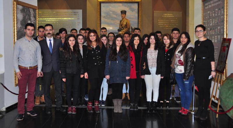 Genç Beyinler Atalarını Andı