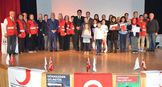 GENÇ KIZILAYCILAR FOÇA’DA ÖDÜLLENDİRİLDİ
