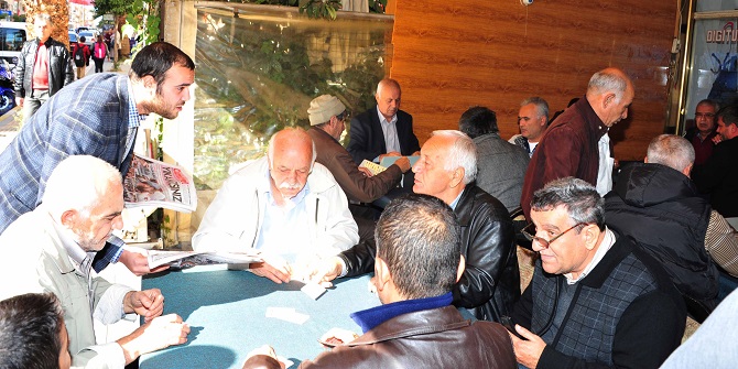 Gençler Balçova'da Cumhuriyet dağıttılar