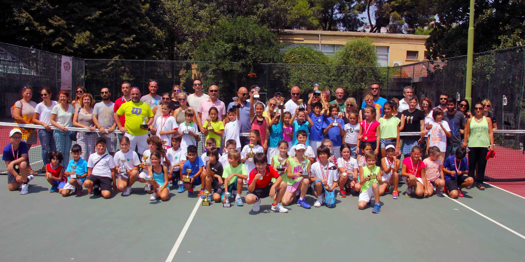 Genç tenisçiler kupa kaldırdı