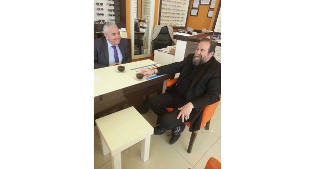Giray Kip, ünlülerin gözlükçüsü olan Fatih Filiz'i ziyaret etti
