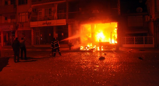 Giyim mağazası alev alev yandı