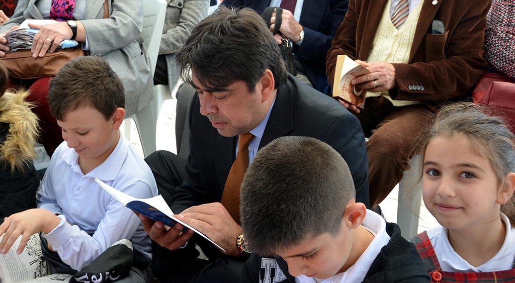 Gökhan Demirağ, minik öğrencilerle birlikte kitap okudu