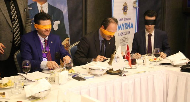 Gözleri kapalı yemek yediler