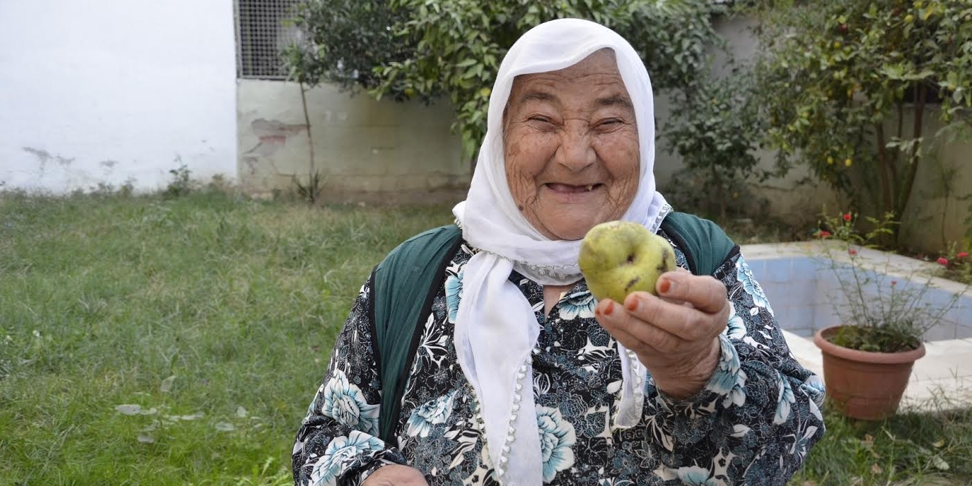 Gözüne Armut Düşen Kadın Kör Oluyordu!