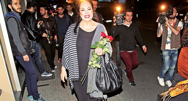 Güllerle uğurlandı