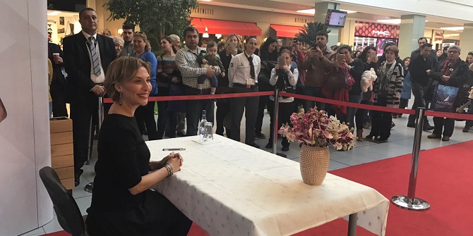 Gülse Birsel, İzmir&#039;de yoğun ilgiyle karşılandı