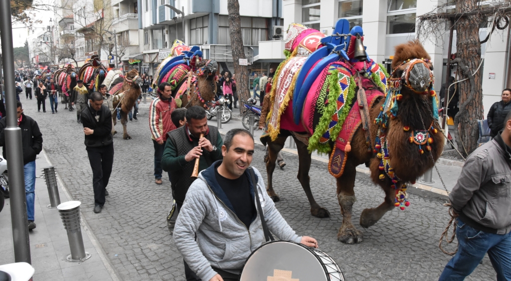GÜREŞÇİ DEVELER ŞEHİR TURU ATTI