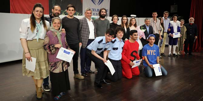 Güzelbahçeli gençler, tiyatro gününde oyun sahneledi