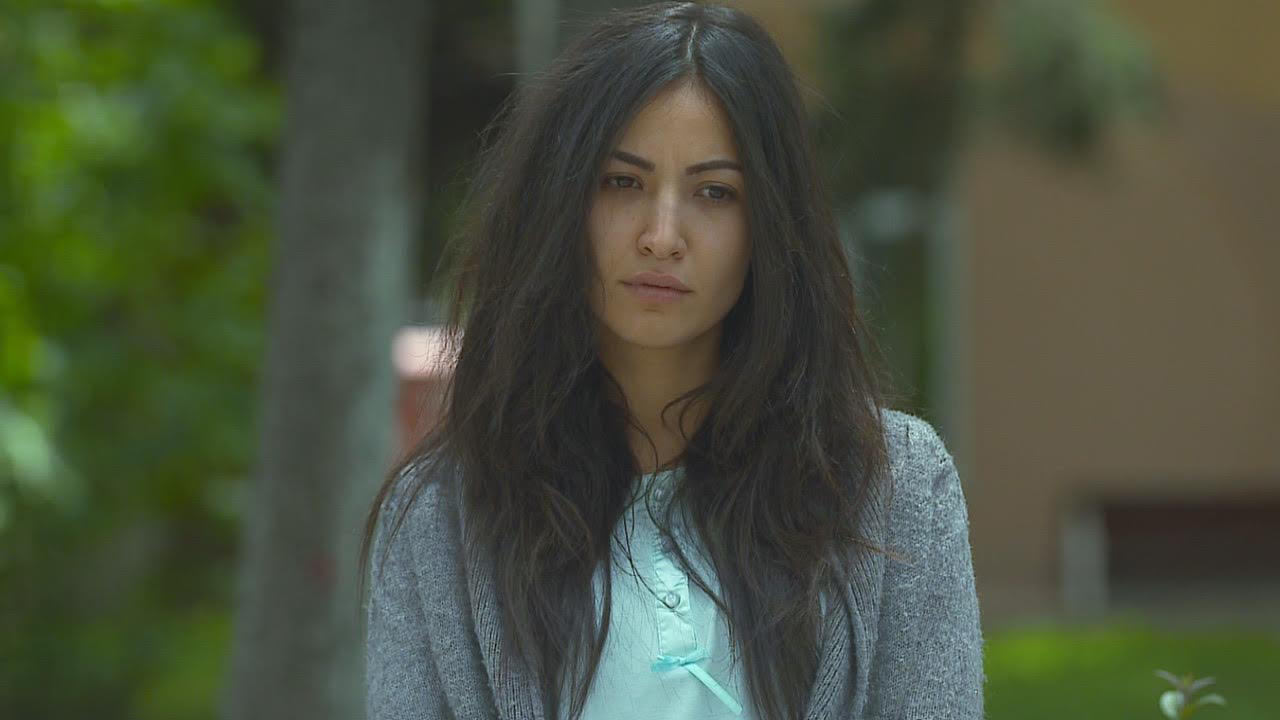 Güzel Oyuncu Cemre Melis Çınar Tımarhanelik Oldu