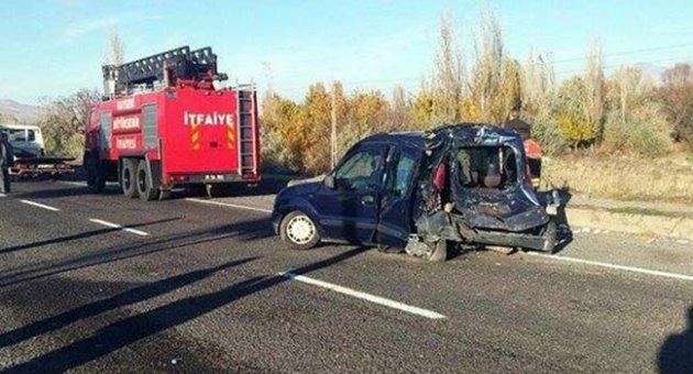 Hakemlerin bulunduğu otomobil tırla çarpıştı: 1 ölü, 4 yaralı