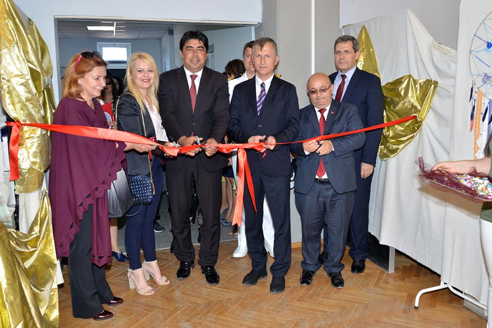 HALK EĞİTİM KURSİYERLERİ ESERLERİNİ SERGİLEDİ