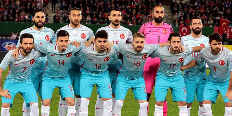 HANGİ MİLLİ FUTBOLCUMUZ İLK OLACAK?