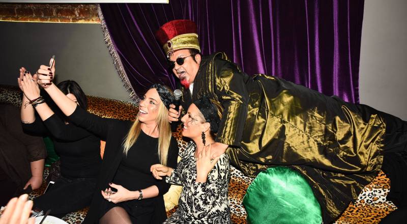 Haremin cariyeleri Mikrop sultanla coştu