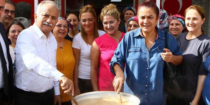 Hasan Karabağ Balıkesirlilerle Aşure Kardı
