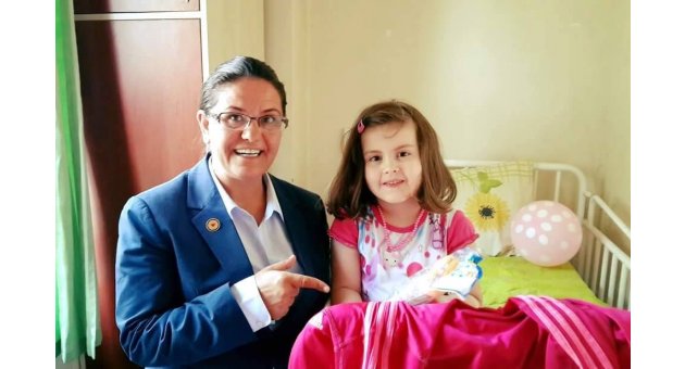 Hasta çocuklara umut dağıttılar