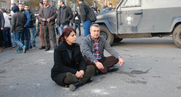 HDP’li vekil cadde ortasında oturma eylemi yaptı