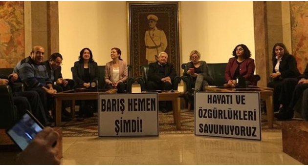 HDP ve CHP’li vekiller Meclis’te oturma eyleminde