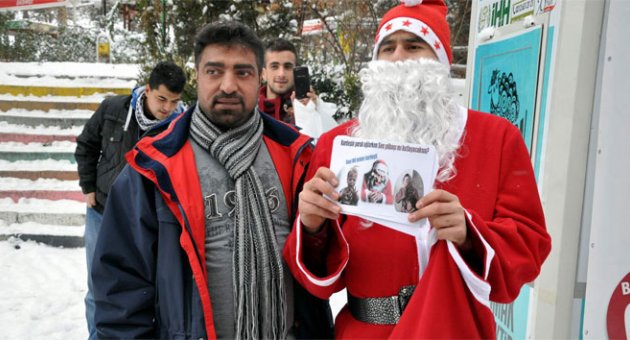 Hem 'Noel Baba' kıyafeti giydi hem de 'Noel'i kutlamayın' dedi