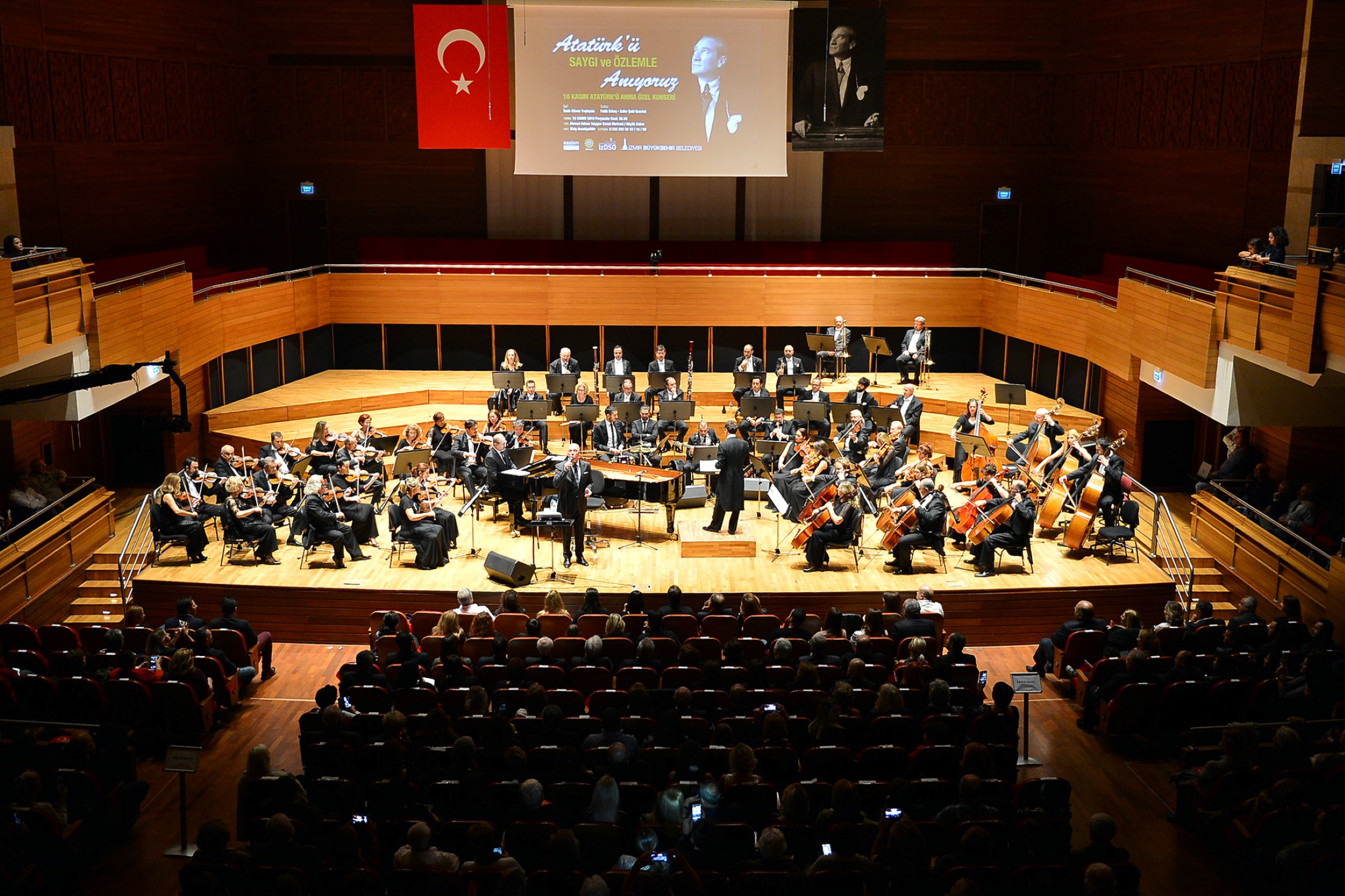 Hem Ata’ya hem de İzmir’e çok yakıştı