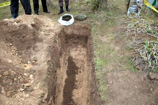 Hem kendini hem de eşini yakan mühendis toprağa verildi