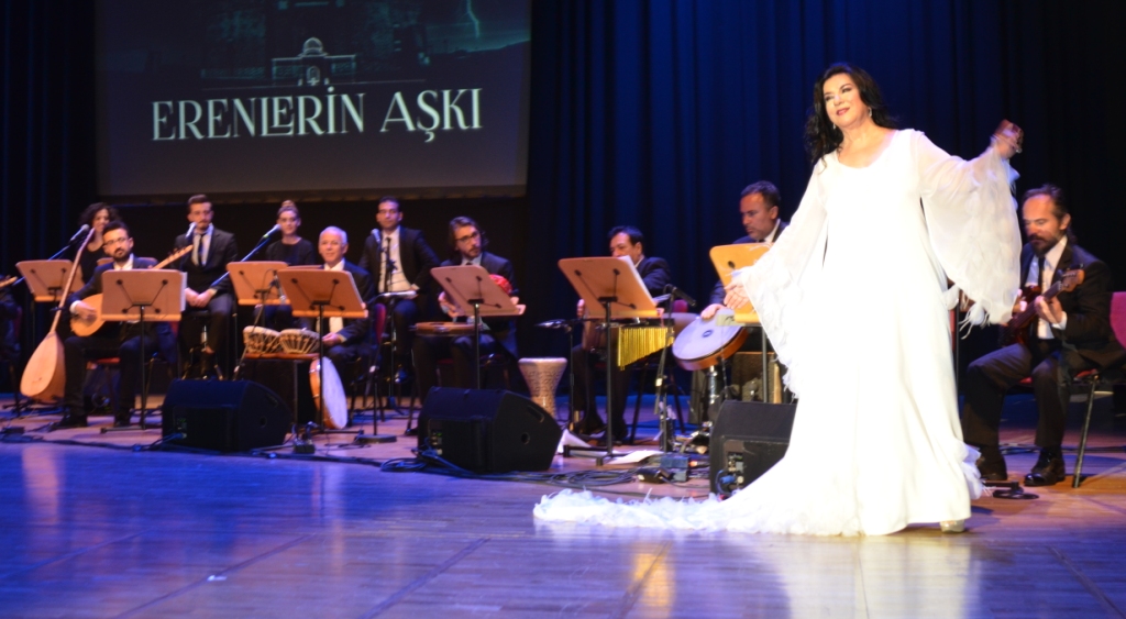 ​HÜLYA SÜER ''ERENLERİN AŞKI'' İLE KONSER HASRETİNE SON VERDİ