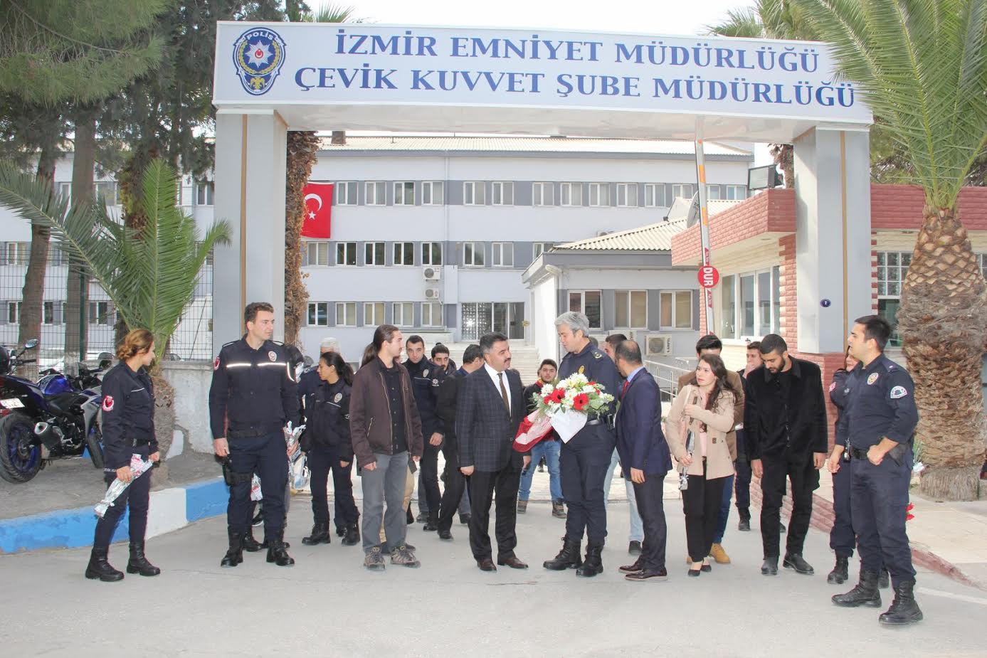 İKÇÜ GENÇLİĞİ ÇEVİK KUVVETİN YANINDA!