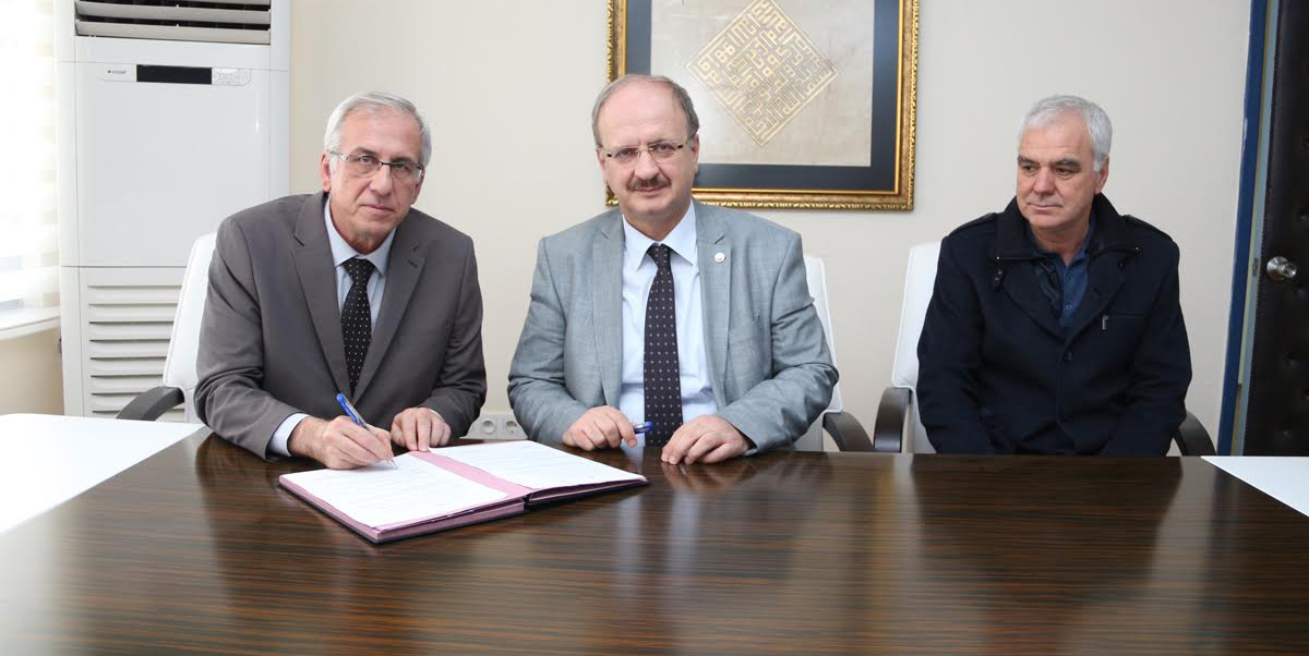 İKÇÜ’lü 80 öğrenciye burs