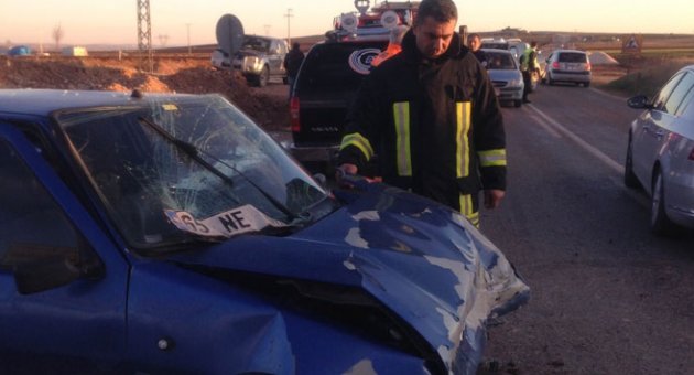 İki otomobil kafa kafaya çarpıştı: 12 yaralı