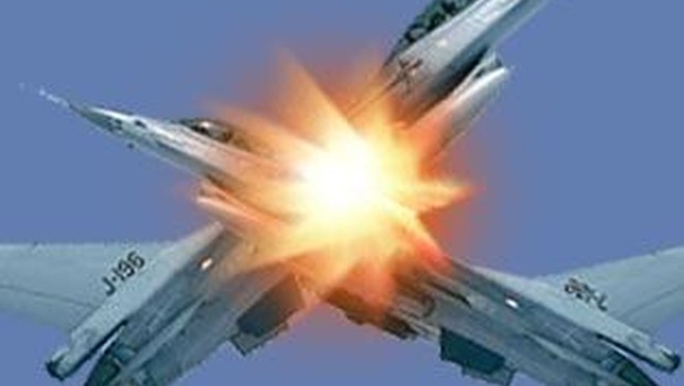 İki Savaş Uçağı Havada Çarpıştı