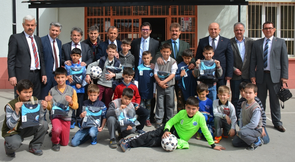 İLKOKUL FUTBOL LİGİ ÇOCUKLARINA FORMALARI DAĞITILDI