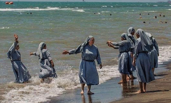 İmam Denize Giren Rahibeleri Paylaşınca...