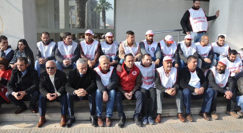 İşçilerden İzmir Büyükşehir önünde oturma eylemi