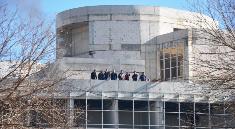 İŞÇİLERDEN TOPLU İNTİHAR EYLEMİ